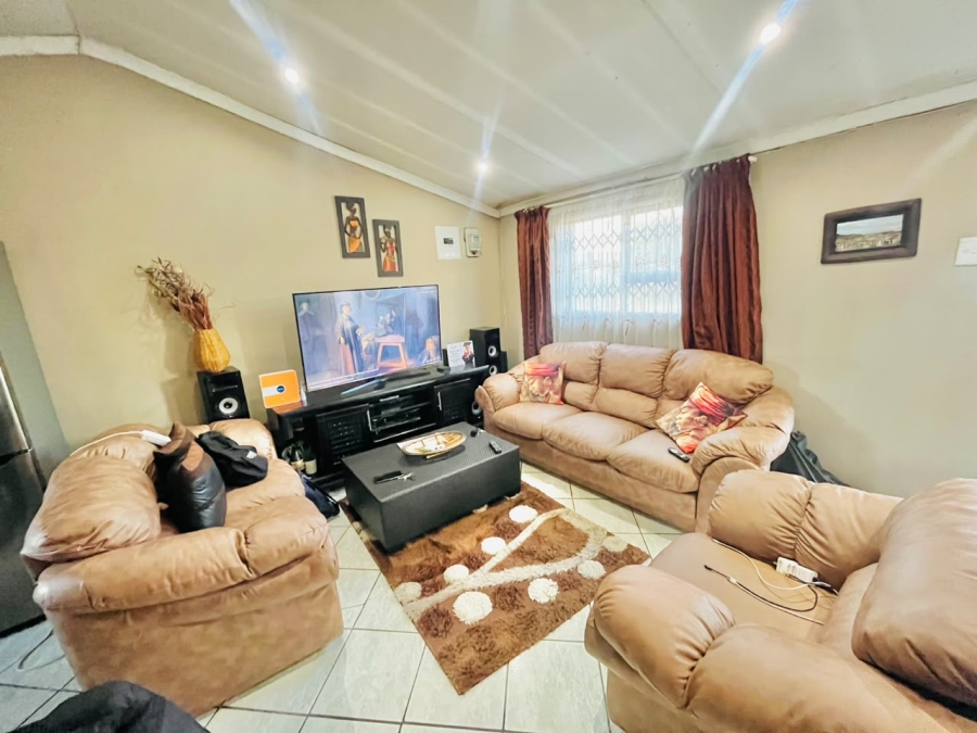 2 Bedroom Property for Sale in Bloemside 3 Free State